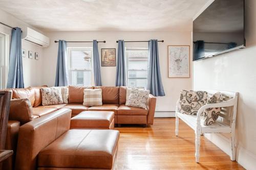 Salem Apartamento | NEW! Family-Friendly Getaway -1 Mi to Dtwn Salem w Roof Deck & Tiki Bar