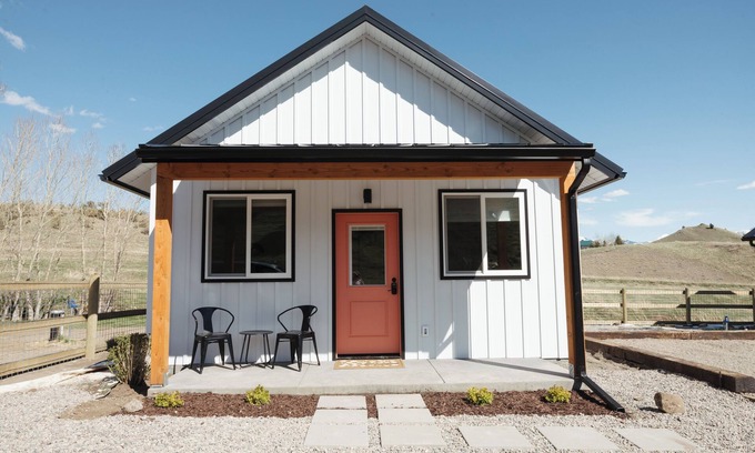 Livingston Cabina | NEW Farm Stay Cabin close to Livingston, Yellowstone, Bozeman, fishing, hiking