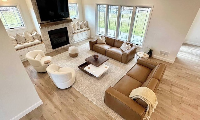 Montgomery Casa | New Farmhouse-Hot Tub, King Beds, Game Room & View