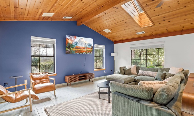Ahwahnee Casa | NEW - Fire pit - Game room - Sleeps 14 - 40 acres