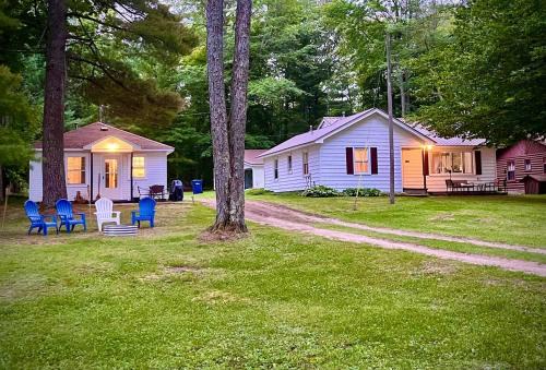 Kalkaska Casa | New! Forrest's Cabin And Vivian's Cabin