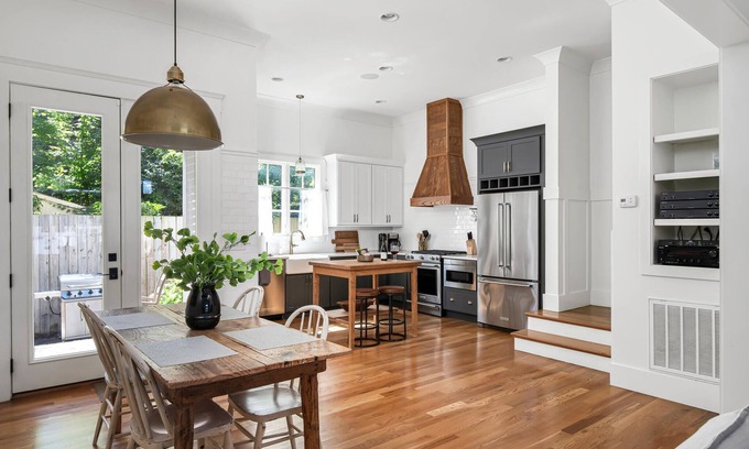 Historic Downtown Franklin Casa | NEW Franklin Farmhouse in heart of downtown! Steps from shops & restaurants!