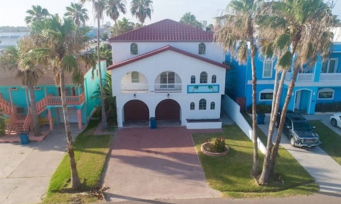 South Padre Island Casa | NEW! Fun Retro Island Vibe * Sleeps 17 * Beach 1 block
