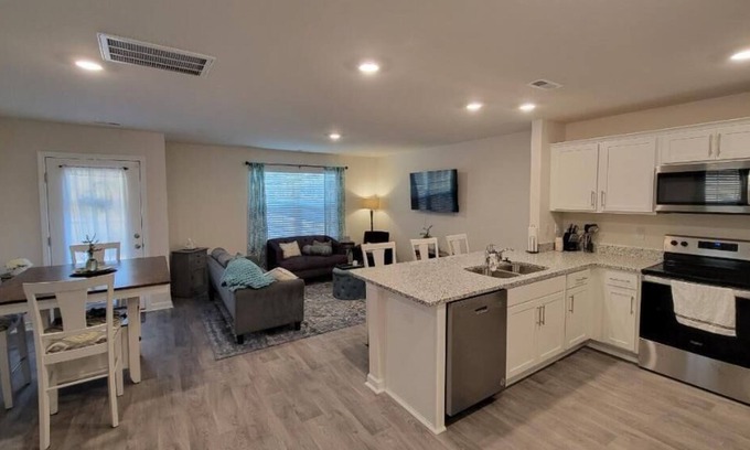 Carthage Casa | New Furnished Townhome Near Hospitals & Golf