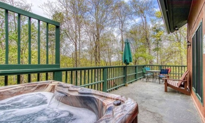 Chalet Village Chalet De Esquí | New! GBurg Resort Cabin*Hot Tub*Sauna*3 Min to Ober