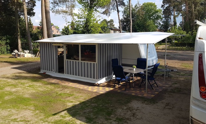 Stadt Wusterhausen Casa | Nueva caravana en alquiler de glamping con baño y cocina.