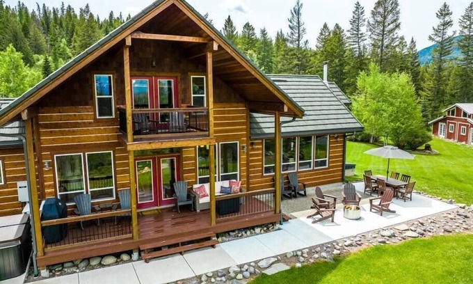 Coram Casa | New! Glorious Montana Haven, Views, and Hot Tub!