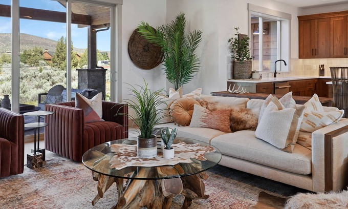 Alfalfa Casa | New! Gorgeous Decor, Resort Pool and Private Hot Tub