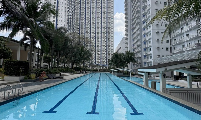 Santo Cristo Condominio | New GRASS residence condo near SM North EDSA modern, POOL, Home Away from Home