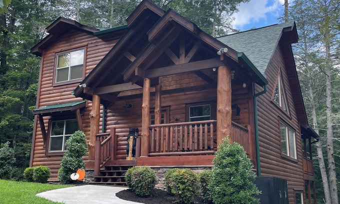 Gatlinburg - Pigeon Forge Cabina | New Grizzly Hideaway Luxury Cabin-Cedar Falls-4 Bdrms-4.5Baths-Sleeps 12