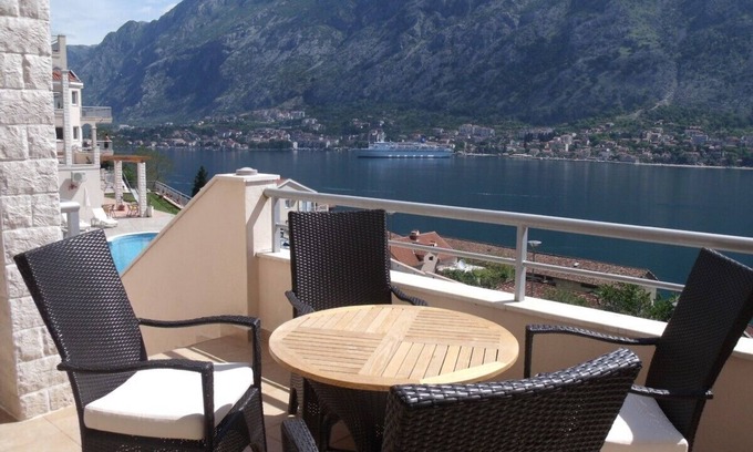 Muo Apartamento | Nuevo apartamento en planta baja con impresionantes vistas de la bahía de Kotor desde el balcón y la piscina