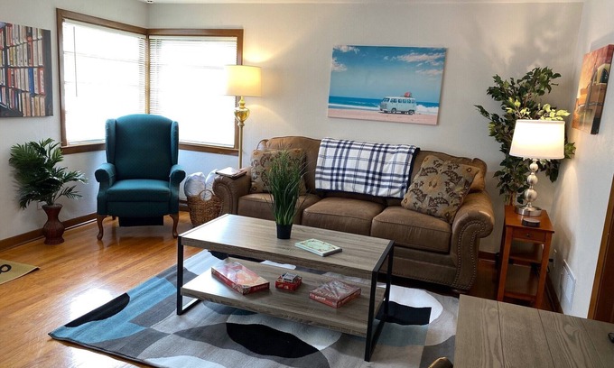 Racine Casa | New! Happy Days! Pro Cleaned, Self Check In - Sleeps 4