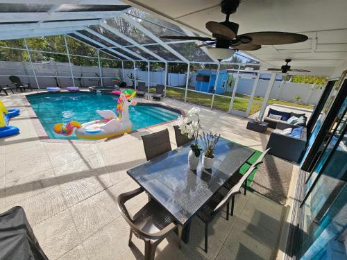 Palma Sola Casa | New Heated Pool+HotTub + 13 min to AMI+ 4BR 20ppl