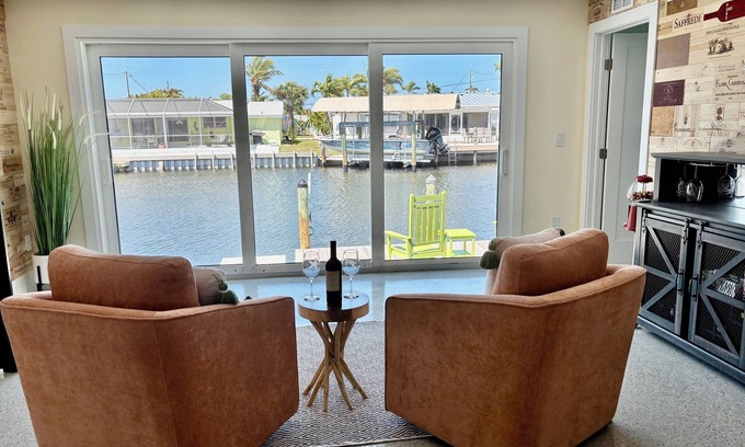 Matlacha Casa | New! Hidden- Speakeasy-penny floor. 3bd 3bath Boat dock & Walk 2 town FABULOUS