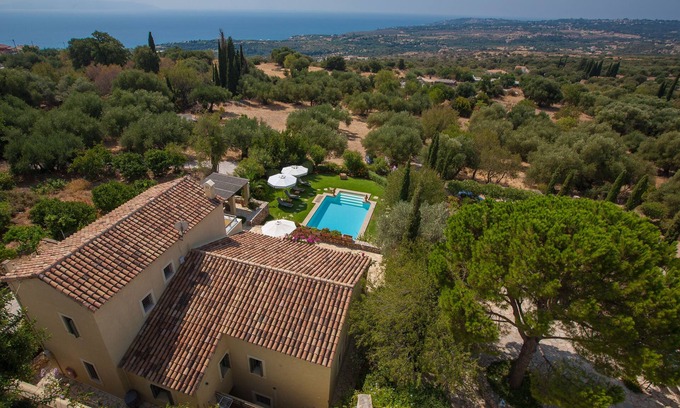Leivathos Villa | Millstone Villa - Villa de lujo con vista al mar con chef, piscina y jardín privado