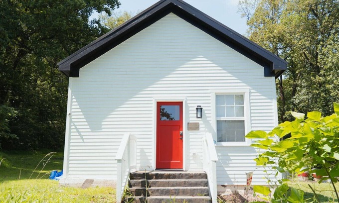 Linden Apartamento | NEW! Historic Schoolhouse HotTub+FirePit+Wineries