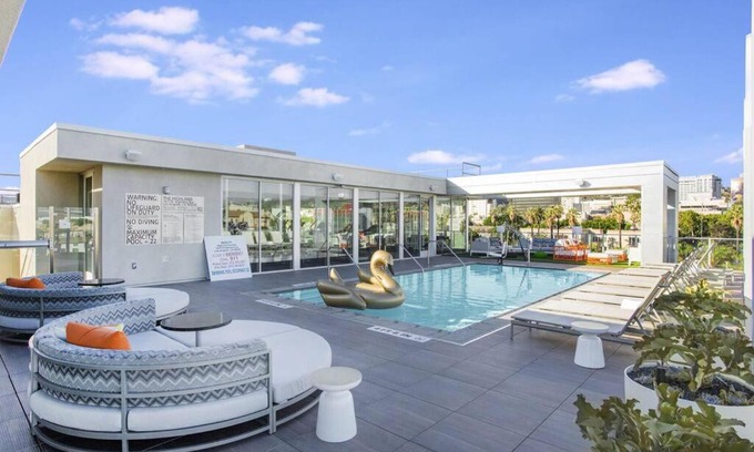 Beverly Hills Apartamento | NEW Hollywood Sign View-Studio: Pool, Parking, Gym