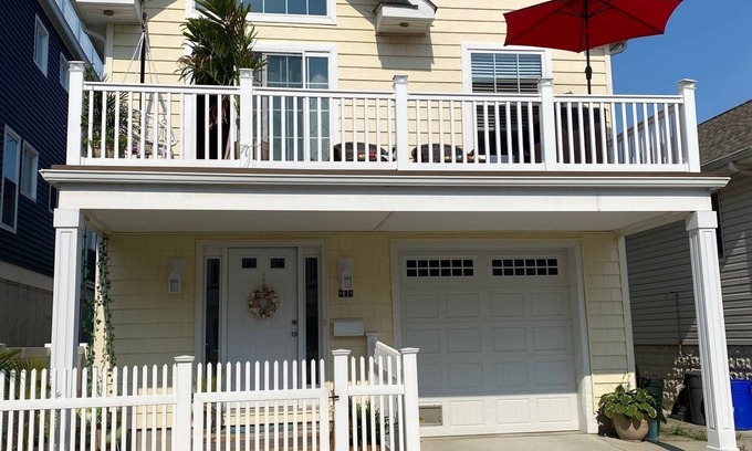 Long Beach Casa | New home 1 block from Beach & restaurants/bars. West End