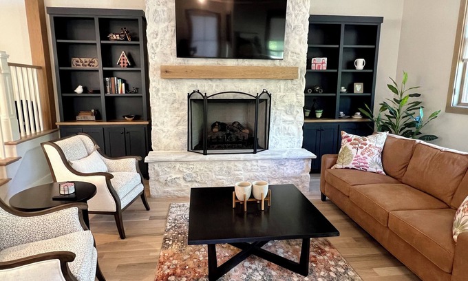 Cheshire Casa | NEW Home in Cheshire Village - Stunning Mountain Views - 3BR 4BA - EV Charger