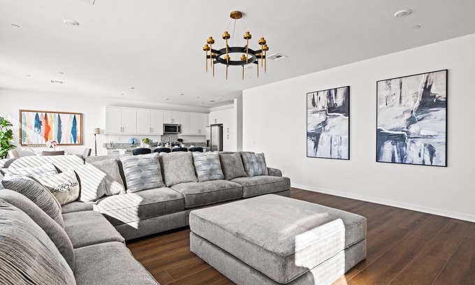 Patton Casa | New Home/Spacious/oversized sofa