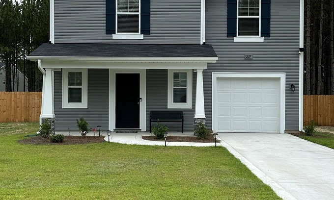 Five Points Casa | New home w/ private fenced yard by Carolina Horse Park. 20 min to Pinehurst.
