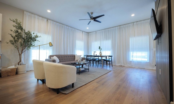 Hough Casa | New Home, Walk to Clinic, Private Patio & Hot Tub!
