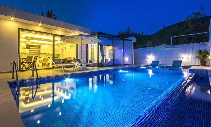 Uzumlu Villa | Nueva Villa Honeymon con piscina totalmente privada y piscina cubierta, en un entorno de pueblo