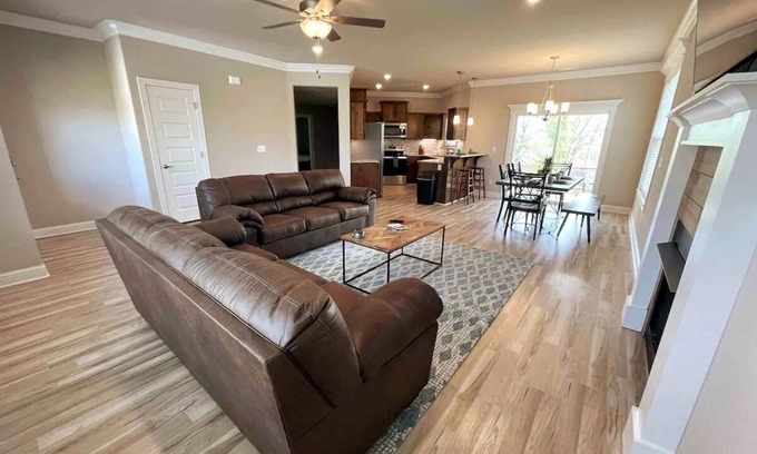 Eureka Springs Casa | New Hot Tub Lake View King Suite FAST WiFi 75” TV
