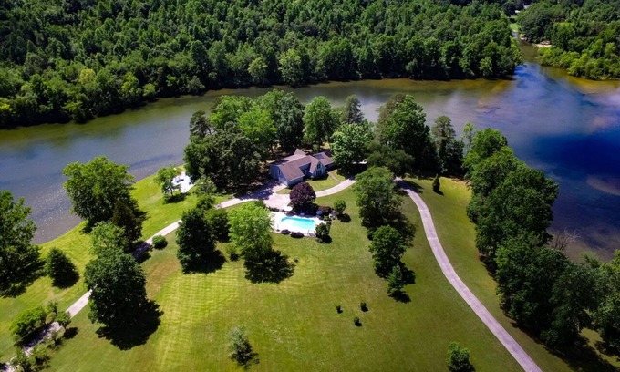 Ozone Casa | New Hot Tub! Relaxing Lakefront retreat with pool!