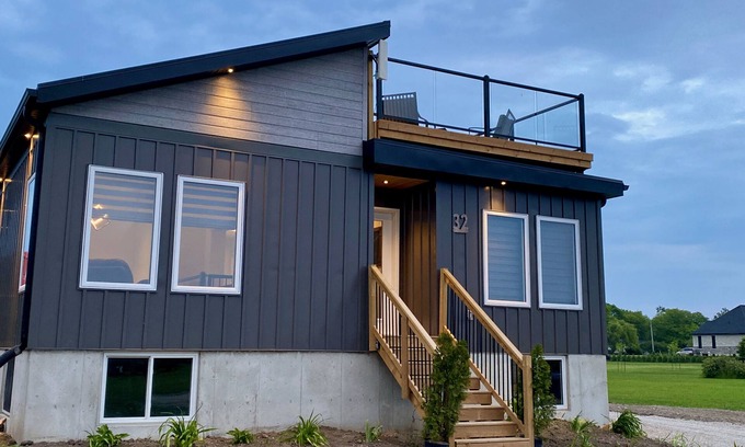 Port Albert Casa | NEW HOT TUB, ROOFTOP PATIO AND ENHANCED LAKE VIEWS!!! Dogs are welcome!
