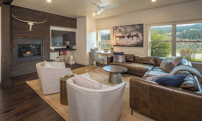 Big Sky Casa | New! Hot Tub, Soaking Tub, Great Location!
