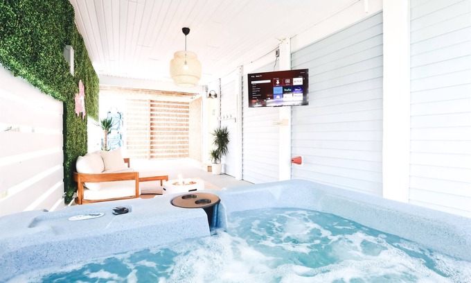 Wilmington Beach Apartamento | New Hot Tub, Surf Studio, Easy Walk to Beach!