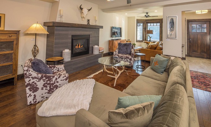Big Sky Condominio | New! Hot Tub, Town Center, Air Conditioning! Western Luxe Delight!
