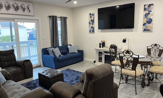 South Padre Island Casa | NEW -House Moon Sleep 8-10, Pool, game room, beach, shopping, gravity park, food