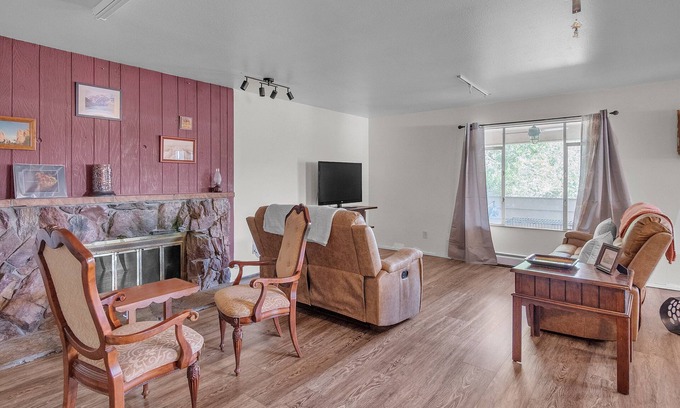 Canon City Casa | NEW! House of Broken Dove 5-Bedroom Home - Handicap accessible - Pets Allowed