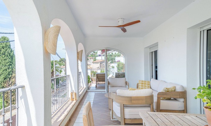 El Mas Fumats Villa | Nuevo.Increíbles vistas al mar, cerca de Cadaqués, con piscina, para 8/12 pers.