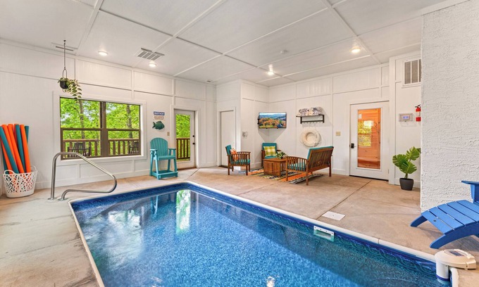 Sevierville Cabina | NEW! Indoor Private Pool | Views | Mini-Golf | Pet Friendly | Arcades | Hot Tub