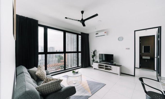 George Town Apartamento | NEW Infinity Pool 3 Bedrooms 2 Carparks
