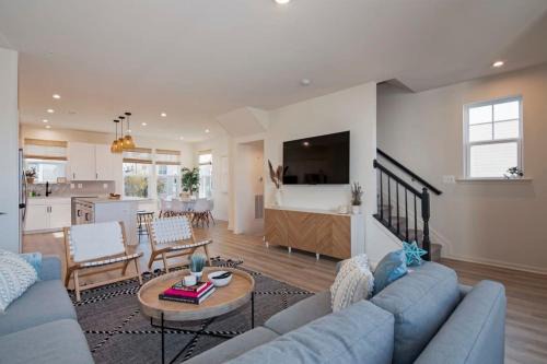 Cambridge Casa | New Intown Waterfront Townhome wPool & Location