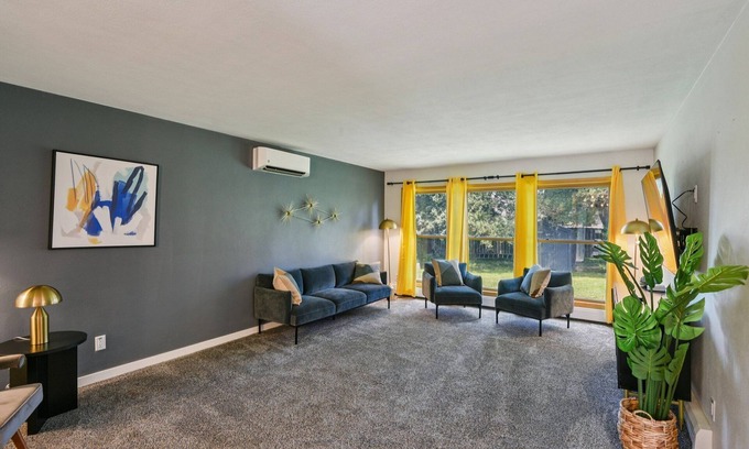 University Heights Casa | NEW! Iowa City 4BR Backyard Walk to Stadium