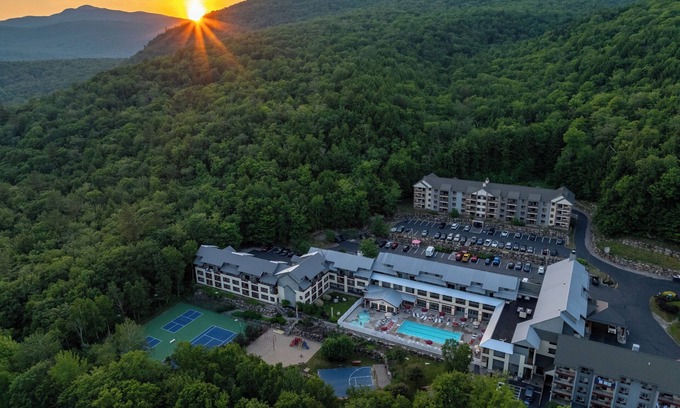 Lincoln Complejo | NEW - King Bed - Full Kitchen - Mtn Views - Hot Tub- Sauna - Gym - Pool -