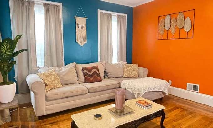 Upper South Providence Apartamento | NEW! KING Bed |Renovated| 1st Floor + Minutes to Downtown