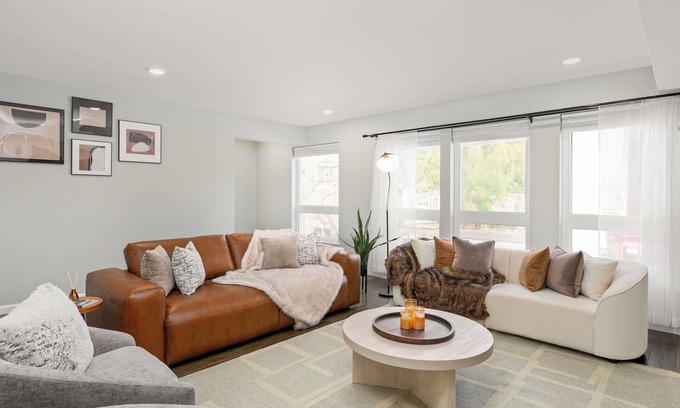 Hoboken Apartamento | New! King Bed, Sleeps 12, 1,800 sqft, 20 Minutes to NYC, Near PATH Train & Parks