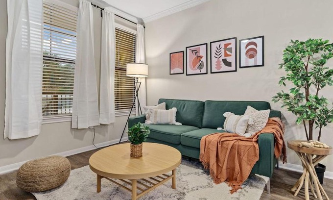 Lazybrook/Timbergrove Apartamento | New! King Bed Trendy 1 BR Resort Style w/Pool