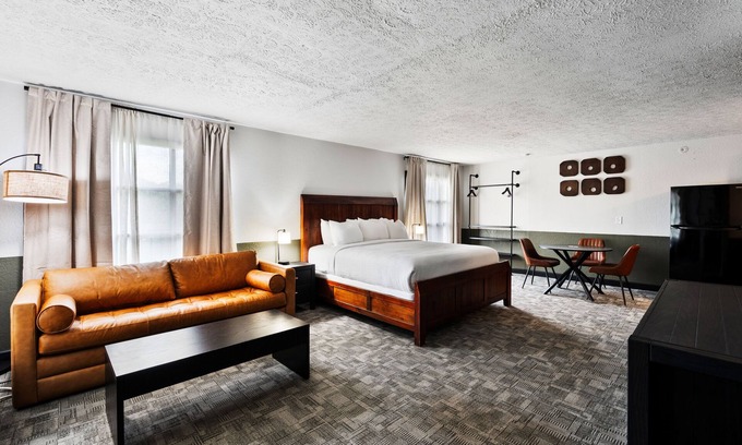 Townsend Hotel | New King Suite with Fireplace & Kitchenette