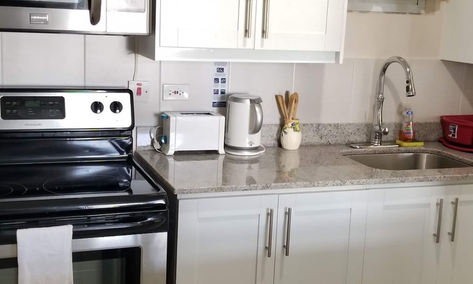 New Kingston Apartamento | New Kingston Guest Apt at Kingsway