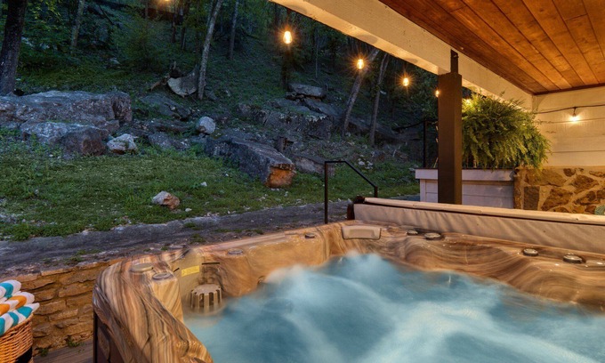 Rivercrest Casa | **NEW** LAKE AUSTIN | BOAT DOCK | HOT TUB | Lake Views | 8 Beds