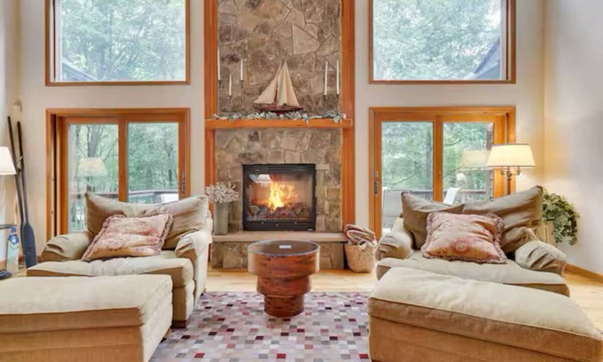 Briar Crest Woods Chalet De Esquí | NEW! Lake Front with Gameroom! Indoor and Outdoor Fireplaces!