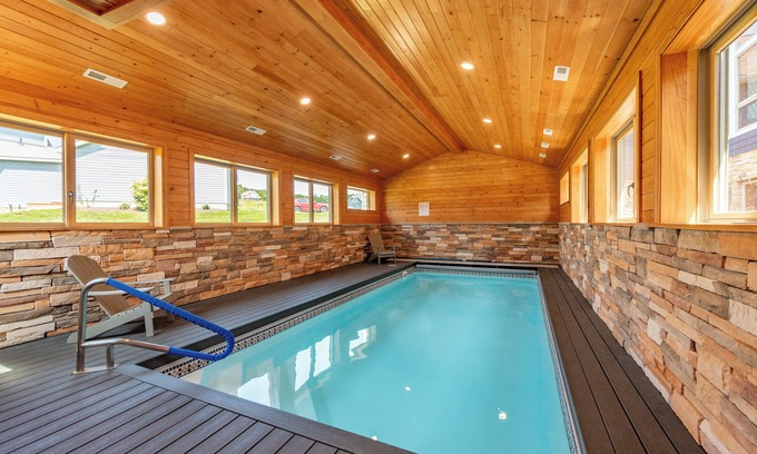 Waterfront Greens Casa | New! Lake Side Lodge: Lakfront, Golf Area, Dock Slip, Hot Tub!