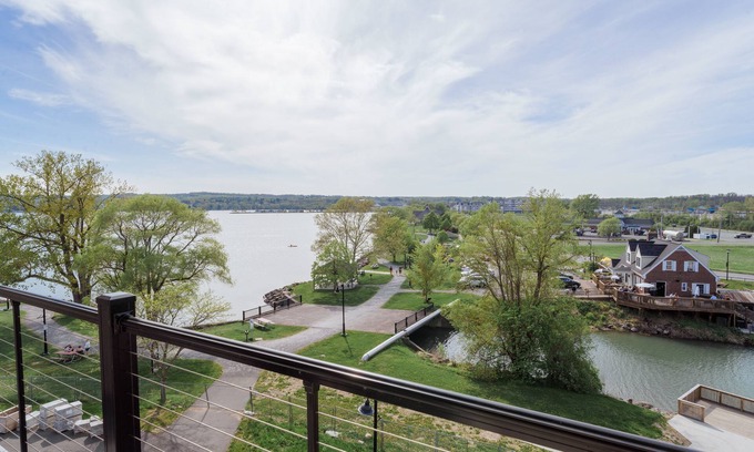 Canandaigua Condominio | New Lakefront 2 bedroom Condo on North end of Canandaigua Lake